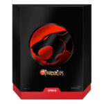 THUNDERCATS LYNX-O THUNDERCATS LYNX-O. Figura articulada con accesorios, tamaño aprox. 18 cm. Licencia oficial. ThunderCats, adelante! Regresa a la Tercera Tierra con la figura de acción Ultimate Lynx-O de 18 cm de ThunderCats. Esta increíble figura articulada, esculpida por Four Horsemen, incluye fantásticos accesorios como la baldosa de la Fuente del Agua Curativa, un escudo ligero y una cabeza y manos alternativas. Cada figura Ultimate ThunderCats viene empaquetada en una lujosa caja con ventana y accesorios incluidos.