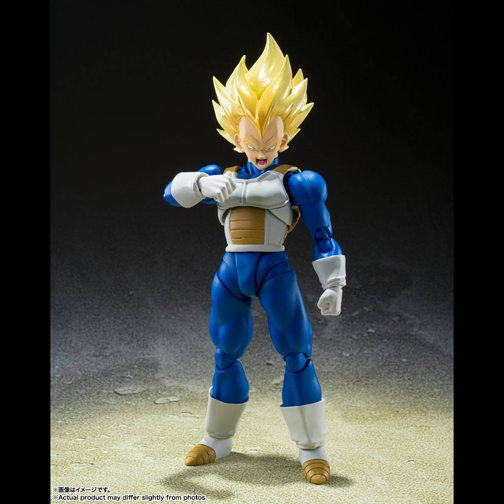 Tamashi Nations presenta esta figura de Super Saiyan Vegeta en su versión Awakened Super Saiyan Blood para la serie SH FIGUARTS, basada en su apariencia en una de las series más famosas de la televisión en todo el mundo: Dragon Ball Z. Esta nueva versión del personaje ha sido rehecha con nueva tecnología en sus articulaciones. Por lo que le permite adoptar un sin fin de poses y posturas que permitirán recrear cualquier escena del personaje en el anime.