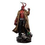 La estatua Hellboy 1/4 Deluxe Art Scale de Iron Studios es una pieza de alta calidad que está hecha de poliresina y mide 68 cm de alto.
