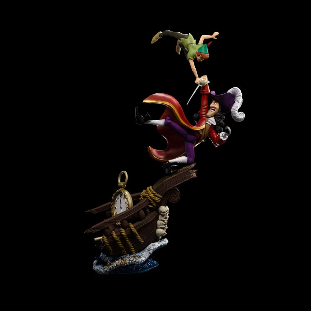 Estatua en escala 1/10 de poliresina de Peter Pan vs Hook, tamaño aprox. 40 cm. de Disney alta calidad que recrea este icónico enfrentamiento!