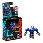 Une a tus personajes favoritos de todo el mundo de los robots Transformers en tu colección con la figura de acción Decepticon Rumble Transformers Bumblebee.