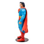 Enviado a la Tierra desde el moribundo planeta Krypton cuando era un bebé, Kal-El fue encontrado por los granjeros Martha y Jonathan Kent y criado como su hijo, Clark. A medida que Clark crecía, la radiación del sol amarillo de la Tierra le dio poderes extraordinarios, que mantuvo ocultos. Ya adulto, usa sus poderes para proteger su mundo adoptivo como Superman. El Hombre de Acero es prácticamente invulnerable y tiene poderes de superfuerza, supervelocidad y vuelo. También tiene sentidos mejorados, incluida la visión térmica, la visión de rayos X, la súper audición y la súper respiración. 