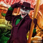 ¡El famoso cerebro criminal conocido como "El Joker" está nuevamente causando caos en las calles de Gotham City! ¿Podrá el Dúo Dinámico poner fin a su reinado de caos? The One:12 Collective The Joker: Golden Age Edition está vestido con un traje morado vibrante inspirado en su apariencia clásica de cómic. Lleva un sombrero de ala ancha, una camisa de vestir, una corbata de listón y su icónico cinturón utilitario del Joker con dos hebillas intercambiables con forma de cara, una de las cuales aparece como una sorpresa oculta. ¡Es todo sonrisas! El Joker presenta tres retratos de cabeza con peinados intercambiables, cada uno de los cuales captura la esencia de la loca amenaza. ¿Quién se ríe ahora?