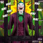 ¡El famoso cerebro criminal conocido como "El Joker" está nuevamente causando caos en las calles de Gotham City! ¿Podrá el Dúo Dinámico poner fin a su reinado de caos? The One:12 Collective The Joker: Golden Age Edition está vestido con un traje morado vibrante inspirado en su apariencia clásica de cómic. Lleva un sombrero de ala ancha, una camisa de vestir, una corbata de listón y su icónico cinturón utilitario del Joker con dos hebillas intercambiables con forma de cara, una de las cuales aparece como una sorpresa oculta. ¡Es todo sonrisas! El Joker presenta tres retratos de cabeza con peinados intercambiables, cada uno de los cuales captura la esencia de la loca amenaza. ¿Quién se ríe ahora?