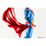 ¡Capture el trabajo por excelencia de uno de los creadores de Superman más influyentes de todos los tiempos con esta sorprendente estatua del Hombre de Acero de PureArts! Con una impresionante altura de 12 pulgadas en escala 1/8, Superman agarra su capa fluida contra un fuerte viento, recreando su pose a partir de un panel icónico de la revolucionaria miniserie Man of Steel de John Byrne de 1986. Meticulosamente elaborado con materiales de PVC y ABS. Este coleccionable exclusivo de AVANCES se presenta en una caja con ventana ilustrada a todo color, ideal para coleccionistas. ¡Un homenaje al legado perdurable de John Byrne, esta representación dinámica de Superman seguramente será una valiosa adición a cualquier colección de DC! 