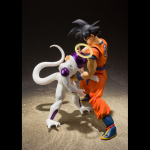 Tamashii Nations relanza la esperadísima figura de Son Goku Saiyan Raised en modo normal. Uno de los personajes mundialmente más famosos de la serie Dragon Ball. Esta nueva versión del personaje ha sido rehecha con nueva tecnología en sus articulaciones. Por lo que le permite adoptar un sin fin de poses y posturas que permitirán recrear cualquier escena del personaje en el anime. Esta figura de Son Goku Saiyan Raised Puede combinarse con la figura de Freezer (*se vende aparte) para recrear escenas dramáticas de lucha. Incluye 2 manos izquierda + 4 manos derecha intercambiables, así como 3 expresiones de cara. Ningún fan de DB debería perderse esta figura!