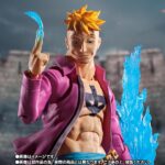 MARCO MARINEFORD ONE PIECE SH FIGUARTS. Marco es un personaje clave en One Piece, anteriormente comandante de la 1.ª División de la tripulación de Barbablanca. Apodado «Marco el Fénix», posee la fruta del diablo mítica de tipo Zoan Tori Tori no Mi: Modelo Fénix, que le otorga la capacidad de regenerarse utilizando misteriosas llamas azules. Tranquilo, inteligente e inmensamente poderoso, Marco desempeña un papel crucial durante la Guerra de Marineford, luchando ferozmente para rescatar a Ace. Sus poderes de vuelo y curación lo convierten en una figura formidable e icónica de la serie. Esta versión de Marineford presenta a Marco en plena batalla, canalizando sus llamas de fénix en una pose impactante. Parte de la línea S.H.Figuarts de Bandai, esta figura articulada captura su estilo característico: camisa abierta, chaqueta morada vibrante y majestuosas llamas azules. Gracias a sus articulaciones bien integradas, puedes recrear intensas escenas de combate con poses fluidas. Los efectos de llamas translúcidas y su expresión segura hacen de esta figura una pieza destacada en cualquier colección de One Piece. Con una altura aproximada de 17 cm, es perfecta para exhibirla junto a otros personajes de Marineford de la gama S.H.Figuarts.