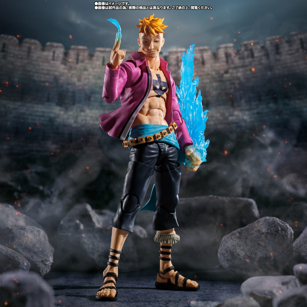 Marco marineford one piece sh figuarts. Marco es un personaje clave en one piece, anteriormente comandante de la 1. ª división de la tripulación de barbablanca. Apodado «marco el fénix», posee la fruta del diablo mítica de tipo zoan tori tori no mi: modelo fénix, que le otorga la capacidad de regenerarse utilizando misteriosas llamas azules. Tranquilo, inteligente e inmensamente poderoso, marco desempeña un papel crucial durante la guerra de marineford, luchando ferozmente para rescatar a ace. Sus poderes de vuelo y curación lo convierten en una figura formidable e icónica de la serie. Esta versión de marineford presenta a marco en plena batalla, canalizando sus llamas de fénix en una pose impactante. Parte de la línea s. H. Figuarts de bandai, esta figura articulada captura su estilo característico: camisa abierta, chaqueta morada vibrante y majestuosas llamas azules. Gracias a sus articulaciones bien integradas, puedes recrear intensas escenas de combate con poses fluidas. Los efectos de llamas translúcidas y su expresión segura hacen de esta figura una pieza destacada en cualquier colección de one piece. Con una altura aproximada de 17 cm, es perfecta para exhibirla junto a otros personajes de marineford de la gama s. H. Figuarts.