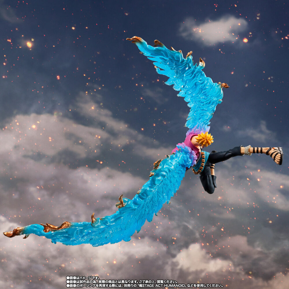 Marco marineford one piece sh figuarts. Marco es un personaje clave en one piece, anteriormente comandante de la 1. ª división de la tripulación de barbablanca. Apodado «marco el fénix», posee la fruta del diablo mítica de tipo zoan tori tori no mi: modelo fénix, que le otorga la capacidad de regenerarse utilizando misteriosas llamas azules. Tranquilo, inteligente e inmensamente poderoso, marco desempeña un papel crucial durante la guerra de marineford, luchando ferozmente para rescatar a ace. Sus poderes de vuelo y curación lo convierten en una figura formidable e icónica de la serie. Esta versión de marineford presenta a marco en plena batalla, canalizando sus llamas de fénix en una pose impactante. Parte de la línea s. H. Figuarts de bandai, esta figura articulada captura su estilo característico: camisa abierta, chaqueta morada vibrante y majestuosas llamas azules. Gracias a sus articulaciones bien integradas, puedes recrear intensas escenas de combate con poses fluidas. Los efectos de llamas translúcidas y su expresión segura hacen de esta figura una pieza destacada en cualquier colección de one piece. Con una altura aproximada de 17 cm, es perfecta para exhibirla junto a otros personajes de marineford de la gama s. H. Figuarts.