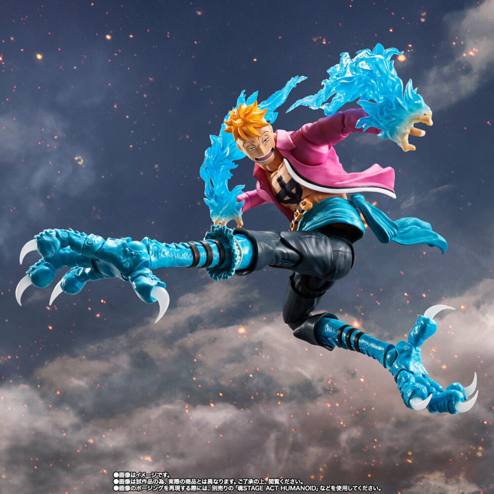 Marco marineford one piece sh figuarts. Marco es un personaje clave en one piece, anteriormente comandante de la 1. ª división de la tripulación de barbablanca. Apodado «marco el fénix», posee la fruta del diablo mítica de tipo zoan tori tori no mi: modelo fénix, que le otorga la capacidad de regenerarse utilizando misteriosas llamas azules. Tranquilo, inteligente e inmensamente poderoso, marco desempeña un papel crucial durante la guerra de marineford, luchando ferozmente para rescatar a ace. Sus poderes de vuelo y curación lo convierten en una figura formidable e icónica de la serie. Esta versión de marineford presenta a marco en plena batalla, canalizando sus llamas de fénix en una pose impactante. Parte de la línea s. H. Figuarts de bandai, esta figura articulada captura su estilo característico: camisa abierta, chaqueta morada vibrante y majestuosas llamas azules. Gracias a sus articulaciones bien integradas, puedes recrear intensas escenas de combate con poses fluidas. Los efectos de llamas translúcidas y su expresión segura hacen de esta figura una pieza destacada en cualquier colección de one piece. Con una altura aproximada de 17 cm, es perfecta para exhibirla junto a otros personajes de marineford de la gama s. H. Figuarts.