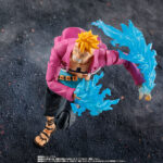 MARCO MARINEFORD ONE PIECE SH FIGUARTS. Marco es un personaje clave en One Piece, anteriormente comandante de la 1.ª División de la tripulación de Barbablanca. Apodado «Marco el Fénix», posee la fruta del diablo mítica de tipo Zoan Tori Tori no Mi: Modelo Fénix, que le otorga la capacidad de regenerarse utilizando misteriosas llamas azules. Tranquilo, inteligente e inmensamente poderoso, Marco desempeña un papel crucial durante la Guerra de Marineford, luchando ferozmente para rescatar a Ace. Sus poderes de vuelo y curación lo convierten en una figura formidable e icónica de la serie. Esta versión de Marineford presenta a Marco en plena batalla, canalizando sus llamas de fénix en una pose impactante. Parte de la línea S.H.Figuarts de Bandai, esta figura articulada captura su estilo característico: camisa abierta, chaqueta morada vibrante y majestuosas llamas azules. Gracias a sus articulaciones bien integradas, puedes recrear intensas escenas de combate con poses fluidas. Los efectos de llamas translúcidas y su expresión segura hacen de esta figura una pieza destacada en cualquier colección de One Piece. Con una altura aproximada de 17 cm, es perfecta para exhibirla junto a otros personajes de Marineford de la gama S.H.Figuarts.