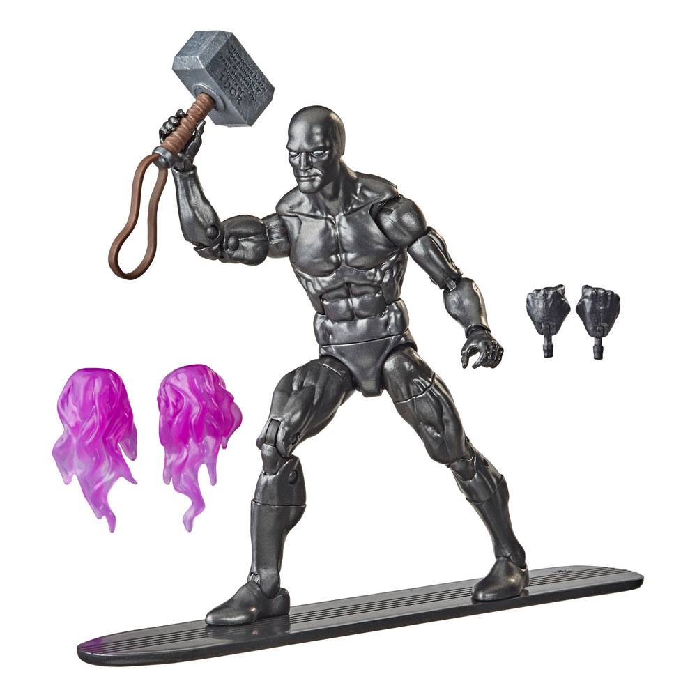 SILVER SURFER OBSIDIAN BLACK EDITION MARVEL LEGENDS. Hasbro reintroduce en su línea Marvel Legends Series la figura de Silver Surfer como "Fallen One”, un versión de Estela Plateada de color obsidiana quien, empuñando el martillo Mjölnir, pretende vengarse de Thanos por haber matado a Galactus. La figura mide 15 cm y presenta un diseño premium con múltiples puntos de articulación para poses dinámicas. Incluye: 2x manos alternativas, 1x tabla de surf, 2x efectos de energía y 1x Mjölnir (martillo de Thor). Se presenta en una caja con ventana ilustrada. UNIDADES LIMITADAS.