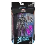 SILVER SURFER OBSIDIAN BLACK EDITION MARVEL LEGENDS. Hasbro reintroduce en su línea Marvel Legends Series la figura de Silver Surfer como "Fallen One”, un versión de Estela Plateada de color obsidiana quien, empuñando el martillo Mjölnir, pretende vengarse de Thanos por haber matado a Galactus. La figura mide 15 cm y presenta un diseño premium con múltiples puntos de articulación para poses dinámicas. Incluye: 2x manos alternativas, 1x tabla de surf, 2x efectos de energía y 1x Mjölnir (martillo de Thor). Se presenta en una caja con ventana ilustrada. UNIDADES LIMITADAS.