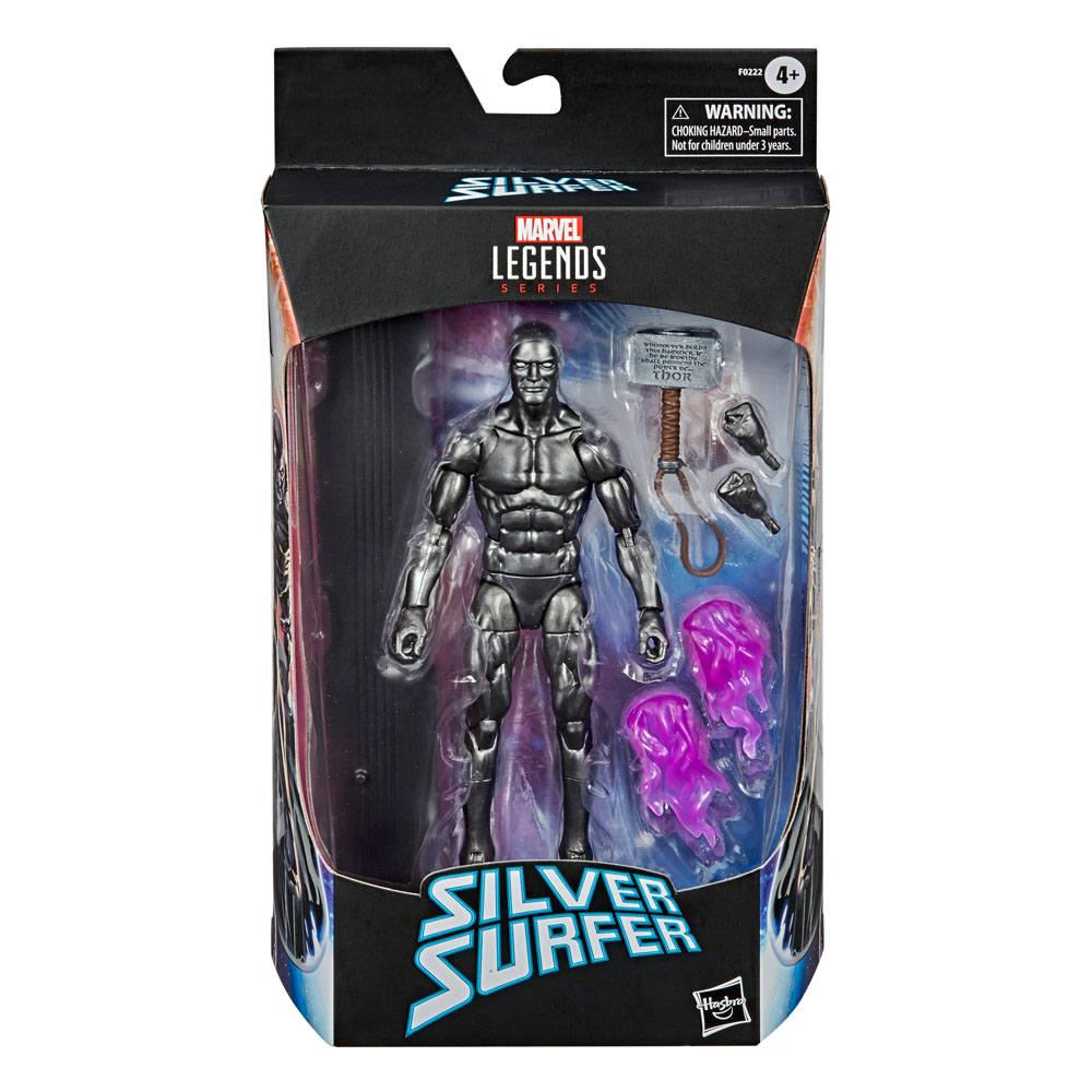 SILVER SURFER OBSIDIAN BLACK EDITION MARVEL LEGENDS. Hasbro reintroduce en su línea Marvel Legends Series la figura de Silver Surfer como "Fallen One”, un versión de Estela Plateada de color obsidiana quien, empuñando el martillo Mjölnir, pretende vengarse de Thanos por haber matado a Galactus. La figura mide 15 cm y presenta un diseño premium con múltiples puntos de articulación para poses dinámicas. Incluye: 2x manos alternativas, 1x tabla de surf, 2x efectos de energía y 1x Mjölnir (martillo de Thor). Se presenta en una caja con ventana ilustrada. UNIDADES LIMITADAS.
