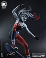 Estatua de 30 cm del personaje ESTATUA HARLEY QUINN POR IVAN TAO de MCFARLEN TOYS