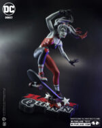 Estatua de 30 cm del personaje ESTATUA HARLEY QUINN POR IVAN TAO de MCFARLEN TOYS