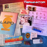 TERMINATOR THE CONNOR FILES KIT DOCTOR COLLECTOR. Sumérgete en el apocalipsis y únete a la resistencia con este exclusivo set inspirado en las dos películas que lo empezaron todo: Terminator (1984) y Terminator 2: El día del juicio final (1991). Desde el caos empapado de neón de Tech Noir hasta los laboratorios ocultos de Cyberdyne Systems, este set de coleccionista te transporta directamente a la batalla entre el hombre y la máquina, donde la lucha no ha hecho más que empezar.