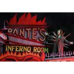 Set de acción ULTIMATE BEETLEJUICE TRENCHCOAT WITH SPIKES & INFERNO ROOM de NECA