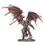 PRINCIPE DAEMON Los Príncipes Daemon fueron una vez campeones mortales del Caos, elevados a la categoría de daemons eternos como una codiciada recompensa de sus patrones mercuriales. Cada una de estas monstruosidades corruptas es un testimonio viviente del poder infernal del Caos, un señor de la guerra inmortal bendecido con múltiples dones malévolos a lo largo de su larga vida y su traicionero Sendero a la Gloria. Un Príncipe Daemon se eleva o avanza a grandes zancadas por el campo de batalla como un presagio de fatalidad, desatando todo el armamento forjado en la disformidad, la fuerza monstruosa y la hechicería profana a su disposición. Con este kit de plástico multicomponente puedes montar un Príncipe Daemon, un campeón ascendido del Caos, que puedes usar tanto en partidas de Warhammer Age of Sigmar como de Warhammer 40,000. Esta poderosa miniatura se puede montar en una gran variedad de formas, para adaptarse a su entorno elegido, Dios del Caos y estilo preferido.