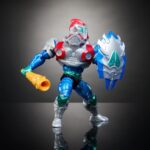 MEKANEK MOTU x TMNT TURTLES OF GRAYSKULL MASTERS DEL UNIVERSOS. ¡Es un momento emocionante para ser fanático de Masters of the Universe! Para los fanáticos de toda la vida y para una nueva generación de niños que aman la acción y la aventura. ¡Es hora de experimentar la emocionante acción y aventuras de He-Man, Skeletor, los secretos del Castillo Grayskull y mucho más!. Las figuras de esta colección miden 5,5 pulgadas de alto y tienen 16 articulaciones móviles. Son altamente articuladas para una diversión imaginativa y orientada a la acción. ¡Al estilo Masters of the Universe! Los fanáticos de toda la vida apreciarán tanto los detalles de diseño vintage que honran la herencia de esta querida franquicia de aventuras como las actualizaciones de diseño que agregan una mirada emocionante al futuro. ¡Cada figura viene con un accesorio de batalla y un mini cómic de una serie que explora nuevas historias y presenta héroes, villanos y aliados en la eterna batalla entre el bien y el mal! A los aficionados les encantará el embalaje retro de estilo clásico. Esté atento a los nuevos personajes que están por llegar y seleccione una colección para jugar e intercambiar.