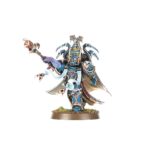 WARPFLAME THRALLBAND: THOUSAND SONS BATTLEFORCE. Los Hechiceros de los Mil Hijos lideran a sus tropas con la habilidad de un marionetista, moviéndolas por el campo de batalla como piezas sobre un tablero que solo ellos pueden ver. Los Marines Rúbrica, ataviados con servoarmaduras y armaduras Exterminador, marchan al unísono junto a enormes Robots Sekhetar, constructos infernales imbuidos de potentes conjuros. Esta completa caja contiene una fuerza de los Mil Hijos para Warhammer 40,000. Liderados por tres Hechiceros Exaltados y apoyados por Robots Sekhetar y Exterminadores Escarabeo Oculto, son una fuerza letal en manos de un general capaz. Completa la fuerza una unidad de Marines Rúbrica, ideales para tomar objetivos y reforzar tu potencia de fuego con sus armas pesadas y especiales. Los Robots Sekhetar están armados con lanzallamas pesados disformes, baterías fuego infernal y rifles de fusión piroflujo. El rifle de fusión piroflujo puede cambiarse por un proyector de llamas disformes y una terrible garra de energía. Los Marines Rúbrica pueden equiparse con bólteres infierno o lanzallamas disformes. Uno puede montarse con un letal cañón cosechaalmas y otro puede portar un Icono de llamas. El Aspirante Hechicero que los lidera puede equiparse con una pistola bólter infierno o una pistola de llamas disformes, como el resto de la unidad. Los Exterminadores Escarabeo Oculto están armados con combibólteres infierno y un khopesh prosperiano. Una miniatura puede equiparse con un lanzallamas pesado disforme, un cañón cosechaalmas o una batería fuego infernal. El Hechicero Escarabeo Oculto con báculo puede equiparse con un combibólter infierno o un khopesh prosperiano. Independientemente de cómo elijas montarlos, esta caja es un modo fantástico de empezar un ejército de Mil Hijos o ampliar tu colección con un versátil set de impresionantes miniaturas al tiempo que ahorras, si lo comparas con comprar cada kit por separado. La caja también trae en primicia las miniaturas de Robots Sekhetar.