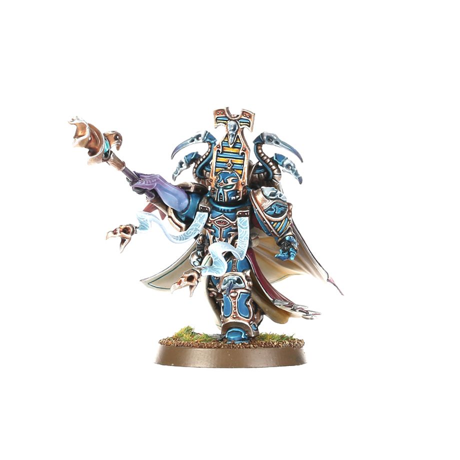 Warpflame thrallband: thousand sons battleforce. Los hechiceros de los mil hijos lideran a sus tropas con la habilidad de un marionetista, moviéndolas por el campo de batalla como piezas sobre un tablero que solo ellos pueden ver. Los marines rúbrica, ataviados con servoarmaduras y armaduras exterminador, marchan al unísono junto a enormes robots sekhetar, constructos infernales imbuidos de potentes conjuros. Esta completa caja contiene una fuerza de los mil hijos para warhammer 40,000. Liderados por tres hechiceros exaltados y apoyados por robots sekhetar y exterminadores escarabeo oculto, son una fuerza letal en manos de un general capaz. Completa la fuerza una unidad de marines rúbrica, ideales para tomar objetivos y reforzar tu potencia de fuego con sus armas pesadas y especiales. Los robots sekhetar están armados con lanzallamas pesados disformes, baterías fuego infernal y rifles de fusión piroflujo. El rifle de fusión piroflujo puede cambiarse por un proyector de llamas disformes y una terrible garra de energía. Los marines rúbrica pueden equiparse con bólteres infierno o lanzallamas disformes. Uno puede montarse con un letal cañón cosechaalmas y otro puede portar un icono de llamas. El aspirante hechicero que los lidera puede equiparse con una pistola bólter infierno o una pistola de llamas disformes, como el resto de la unidad. Los exterminadores escarabeo oculto están armados con combibólteres infierno y un khopesh prosperiano. Una miniatura puede equiparse con un lanzallamas pesado disforme, un cañón cosechaalmas o una batería fuego infernal. El hechicero escarabeo oculto con báculo puede equiparse con un combibólter infierno o un khopesh prosperiano. Independientemente de cómo elijas montarlos, esta caja es un modo fantástico de empezar un ejército de mil hijos o ampliar tu colección con un versátil set de impresionantes miniaturas al tiempo que ahorras, si lo comparas con comprar cada kit por separado. La caja también trae en primicia las miniaturas de robots sekhetar.