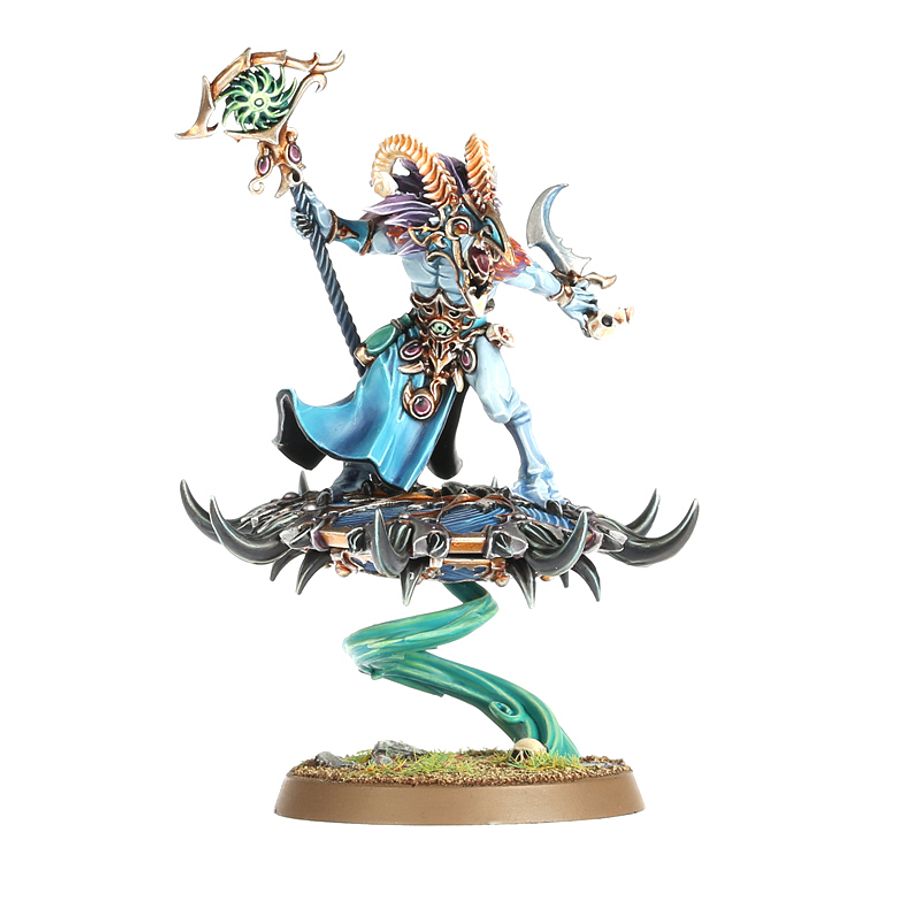Thousand sons: combat patrol. El príncipe daemon zadophon es un poderoso hechicero y un guerrero monstruoso cuya sola presencia infunde terror y retuerce el tejido del destino hasta amoldarlo a los planes de tzeentch. Sus rituales empíreos se vuelven todavía más potentes si consume un fragmento de sustancia de las almas de algún secuaz caído. Está acompañado de kaa’skrek, un chamán tzaangor que descarga feroces bombardeos psíquicos sobre el enemigo mientras surca los cielos sobre su disco daemónico. Tres tzaangors iluminados protegen a su líder, y una unidad de marines rúbrica avanza para reclamar territorio con una devastadora tormenta de munición infierno y fuego disforme. Esta caja contiene 15 miniaturas de plástico que representan una fuerza completa de prisma de zadophon para usar en partidas de patrulla de warhammer 40,000. Es una forma ideal de empezar un ejército de los mil hijos o ampliar tu colección, y es más económica que comprar el contenido por separado. El príncipe daemon puede montarse de una amplia variedad de formas para adaptarlo a tu dios del caos y estilo preferidos. Puede equiparse con un cañón infernal y una espada forjainfernal o hacha daemónica, o con un par de zarpas maléficas. Los tzaangors iluminados pueden montarse también como tzaangors iluminados con arcos largos del destino, proféticos arqueros mutantes. Los marines rúbrica pueden equiparse con bólteres infierno o lanzallamas disformes. Uno puede montarse con un letal cañón cosechaalmas y otro puede portar un icono de llamas. El aspirante hechicero que los lidera puede equiparse con una pistola bólter infierno o una pistola de llamas disformes.