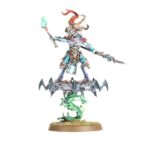 THOUSAND SONS: COMBAT PATROL . El Príncipe Daemon Zadophon es un poderoso hechicero y un guerrero monstruoso cuya sola presencia infunde terror y retuerce el tejido del destino hasta amoldarlo a los planes de Tzeentch. Sus rituales empíreos se vuelven todavía más potentes si consume un fragmento de sustancia de las almas de algún secuaz caído. Está acompañado de Kaa’skrek, un Chamán Tzaangor que descarga feroces bombardeos psíquicos sobre el enemigo mientras surca los cielos sobre su disco daemónico. Tres Tzaangors Iluminados protegen a su líder, y una unidad de Marines Rúbrica avanza para reclamar territorio con una devastadora tormenta de munición infierno y fuego disforme. Esta caja contiene 15 miniaturas de plástico que representan una fuerza completa de Prisma de Zadophon para usar en partidas de Patrulla de Warhammer 40,000. Es una forma ideal de empezar un ejército de los Mil Hijos o ampliar tu colección, y es más económica que comprar el contenido por separado. El Príncipe Daemon puede montarse de una amplia variedad de formas para adaptarlo a tu Dios del Caos y estilo preferidos. Puede equiparse con un cañón infernal y una espada forjainfernal o hacha daemónica, o con un par de zarpas maléficas. Los Tzaangors Iluminados pueden montarse también como Tzaangors Iluminados con arcos largos del destino, proféticos arqueros mutantes. Los Marines Rúbrica pueden equiparse con bólteres infierno o lanzallamas disformes. Uno puede montarse con un letal cañón cosechaalmas y otro puede portar un Icono de llamas. El Aspirante Hechicero que los lidera puede equiparse con una pistola bólter infierno o una pistola de llamas disformes.