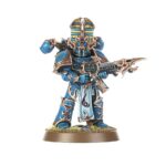 WARPFLAME THRALLBAND: THOUSAND SONS BATTLEFORCE. Los Hechiceros de los Mil Hijos lideran a sus tropas con la habilidad de un marionetista, moviéndolas por el campo de batalla como piezas sobre un tablero que solo ellos pueden ver. Los Marines Rúbrica, ataviados con servoarmaduras y armaduras Exterminador, marchan al unísono junto a enormes Robots Sekhetar, constructos infernales imbuidos de potentes conjuros. Esta completa caja contiene una fuerza de los Mil Hijos para Warhammer 40,000. Liderados por tres Hechiceros Exaltados y apoyados por Robots Sekhetar y Exterminadores Escarabeo Oculto, son una fuerza letal en manos de un general capaz. Completa la fuerza una unidad de Marines Rúbrica, ideales para tomar objetivos y reforzar tu potencia de fuego con sus armas pesadas y especiales. Los Robots Sekhetar están armados con lanzallamas pesados disformes, baterías fuego infernal y rifles de fusión piroflujo. El rifle de fusión piroflujo puede cambiarse por un proyector de llamas disformes y una terrible garra de energía. Los Marines Rúbrica pueden equiparse con bólteres infierno o lanzallamas disformes. Uno puede montarse con un letal cañón cosechaalmas y otro puede portar un Icono de llamas. El Aspirante Hechicero que los lidera puede equiparse con una pistola bólter infierno o una pistola de llamas disformes, como el resto de la unidad. Los Exterminadores Escarabeo Oculto están armados con combibólteres infierno y un khopesh prosperiano. Una miniatura puede equiparse con un lanzallamas pesado disforme, un cañón cosechaalmas o una batería fuego infernal. El Hechicero Escarabeo Oculto con báculo puede equiparse con un combibólter infierno o un khopesh prosperiano. Independientemente de cómo elijas montarlos, esta caja es un modo fantástico de empezar un ejército de Mil Hijos o ampliar tu colección con un versátil set de impresionantes miniaturas al tiempo que ahorras, si lo comparas con comprar cada kit por separado. La caja también trae en primicia las miniaturas de Robots Sekhetar.