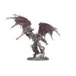 THOUSAND SONS: COMBAT PATROL . El Príncipe Daemon Zadophon es un poderoso hechicero y un guerrero monstruoso cuya sola presencia infunde terror y retuerce el tejido del destino hasta amoldarlo a los planes de Tzeentch. Sus rituales empíreos se vuelven todavía más potentes si consume un fragmento de sustancia de las almas de algún secuaz caído. Está acompañado de Kaa’skrek, un Chamán Tzaangor que descarga feroces bombardeos psíquicos sobre el enemigo mientras surca los cielos sobre su disco daemónico. Tres Tzaangors Iluminados protegen a su líder, y una unidad de Marines Rúbrica avanza para reclamar territorio con una devastadora tormenta de munición infierno y fuego disforme. Esta caja contiene 15 miniaturas de plástico que representan una fuerza completa de Prisma de Zadophon para usar en partidas de Patrulla de Warhammer 40,000. Es una forma ideal de empezar un ejército de los Mil Hijos o ampliar tu colección, y es más económica que comprar el contenido por separado. El Príncipe Daemon puede montarse de una amplia variedad de formas para adaptarlo a tu Dios del Caos y estilo preferidos. Puede equiparse con un cañón infernal y una espada forjainfernal o hacha daemónica, o con un par de zarpas maléficas. Los Tzaangors Iluminados pueden montarse también como Tzaangors Iluminados con arcos largos del destino, proféticos arqueros mutantes. Los Marines Rúbrica pueden equiparse con bólteres infierno o lanzallamas disformes. Uno puede montarse con un letal cañón cosechaalmas y otro puede portar un Icono de llamas. El Aspirante Hechicero que los lidera puede equiparse con una pistola bólter infierno o una pistola de llamas disformes.