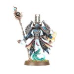 WARPFLAME THRALLBAND: THOUSAND SONS BATTLEFORCE. Los Hechiceros de los Mil Hijos lideran a sus tropas con la habilidad de un marionetista, moviéndolas por el campo de batalla como piezas sobre un tablero que solo ellos pueden ver. Los Marines Rúbrica, ataviados con servoarmaduras y armaduras Exterminador, marchan al unísono junto a enormes Robots Sekhetar, constructos infernales imbuidos de potentes conjuros. Esta completa caja contiene una fuerza de los Mil Hijos para Warhammer 40,000. Liderados por tres Hechiceros Exaltados y apoyados por Robots Sekhetar y Exterminadores Escarabeo Oculto, son una fuerza letal en manos de un general capaz. Completa la fuerza una unidad de Marines Rúbrica, ideales para tomar objetivos y reforzar tu potencia de fuego con sus armas pesadas y especiales. Los Robots Sekhetar están armados con lanzallamas pesados disformes, baterías fuego infernal y rifles de fusión piroflujo. El rifle de fusión piroflujo puede cambiarse por un proyector de llamas disformes y una terrible garra de energía. Los Marines Rúbrica pueden equiparse con bólteres infierno o lanzallamas disformes. Uno puede montarse con un letal cañón cosechaalmas y otro puede portar un Icono de llamas. El Aspirante Hechicero que los lidera puede equiparse con una pistola bólter infierno o una pistola de llamas disformes, como el resto de la unidad. Los Exterminadores Escarabeo Oculto están armados con combibólteres infierno y un khopesh prosperiano. Una miniatura puede equiparse con un lanzallamas pesado disforme, un cañón cosechaalmas o una batería fuego infernal. El Hechicero Escarabeo Oculto con báculo puede equiparse con un combibólter infierno o un khopesh prosperiano. Independientemente de cómo elijas montarlos, esta caja es un modo fantástico de empezar un ejército de Mil Hijos o ampliar tu colección con un versátil set de impresionantes miniaturas al tiempo que ahorras, si lo comparas con comprar cada kit por separado. La caja también trae en primicia las miniaturas de Robots Sekhetar.
