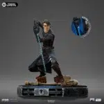 ANAKIN SKYWALKER STAR WARS CLONE WARS ART SCALE 1/10.  Revive las legendarias batallas de las Guerras de los Clon con esta increíble estatua de Anakin Skywalker, producida por Iron Studios en escala 1/10. Inspirada en la aclamada serie animada Star Wars: The Clone Wars, esta pieza retrata al icónico Jedi Knight en una dinámica postura de batalla, blandiendo firmemente su sable de luz con determinación. Rica en detalle, la estatua captura fielmente la mirada de Anakinés durante esta era fundamental en la galaxia, desde su atuendo desgastado por la batalla hasta la intensa expresión de quien lleva el peso del destino.