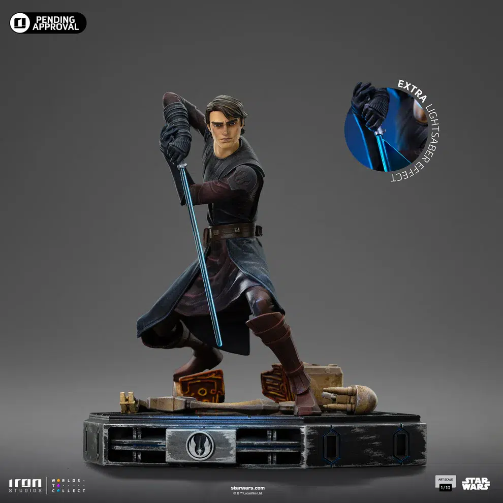 ANAKIN SKYWALKER STAR WARS CLONE WARS ART SCALE 1/10.  Revive las legendarias batallas de las Guerras de los Clon con esta increíble estatua de Anakin Skywalker, producida por Iron Studios en escala 1/10. Inspirada en la aclamada serie animada Star Wars: The Clone Wars, esta pieza retrata al icónico Jedi Knight en una dinámica postura de batalla, blandiendo firmemente su sable de luz con determinación. Rica en detalle, la estatua captura fielmente la mirada de Anakinés durante esta era fundamental en la galaxia, desde su atuendo desgastado por la batalla hasta la intensa expresión de quien lleva el peso del destino.