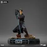 ANAKIN SKYWALKER STAR WARS CLONE WARS ART SCALE 1/10.  Revive las legendarias batallas de las Guerras de los Clon con esta increíble estatua de Anakin Skywalker, producida por Iron Studios en escala 1/10. Inspirada en la aclamada serie animada Star Wars: The Clone Wars, esta pieza retrata al icónico Jedi Knight en una dinámica postura de batalla, blandiendo firmemente su sable de luz con determinación. Rica en detalle, la estatua captura fielmente la mirada de Anakinés durante esta era fundamental en la galaxia, desde su atuendo desgastado por la batalla hasta la intensa expresión de quien lleva el peso del destino.