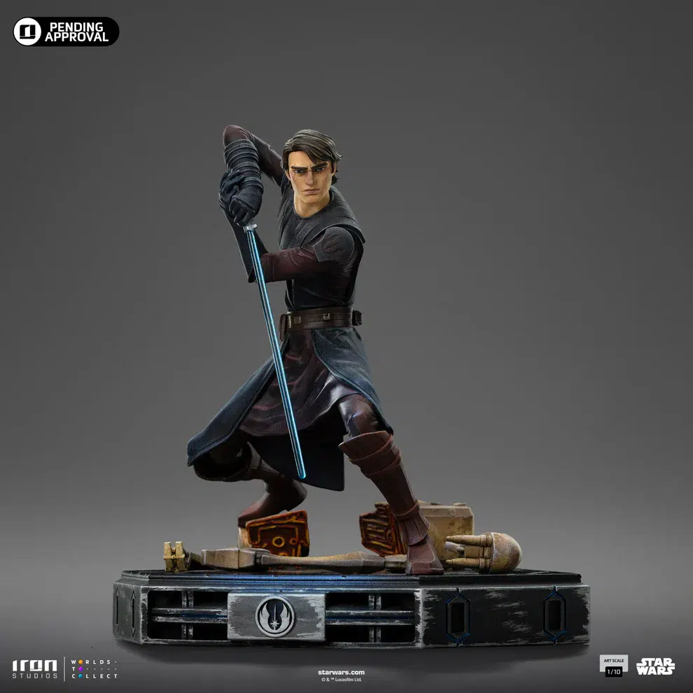 Anakin skywalker star wars clone wars art scale 1/10.   revive las legendarias batallas de las guerras de los clon con esta increíble estatua de anakin skywalker, producida por iron studios en escala 1/10. Inspirada en la aclamada serie animada star wars: the clone wars, esta pieza retrata al icónico jedi knight en una dinámica postura de batalla, blandiendo firmemente su sable de luz con determinación. Rica en detalle, la estatua captura fielmente la mirada de anakinés durante esta era fundamental en la galaxia, desde su atuendo desgastado por la batalla hasta la intensa expresión de quien lleva el peso del destino.
