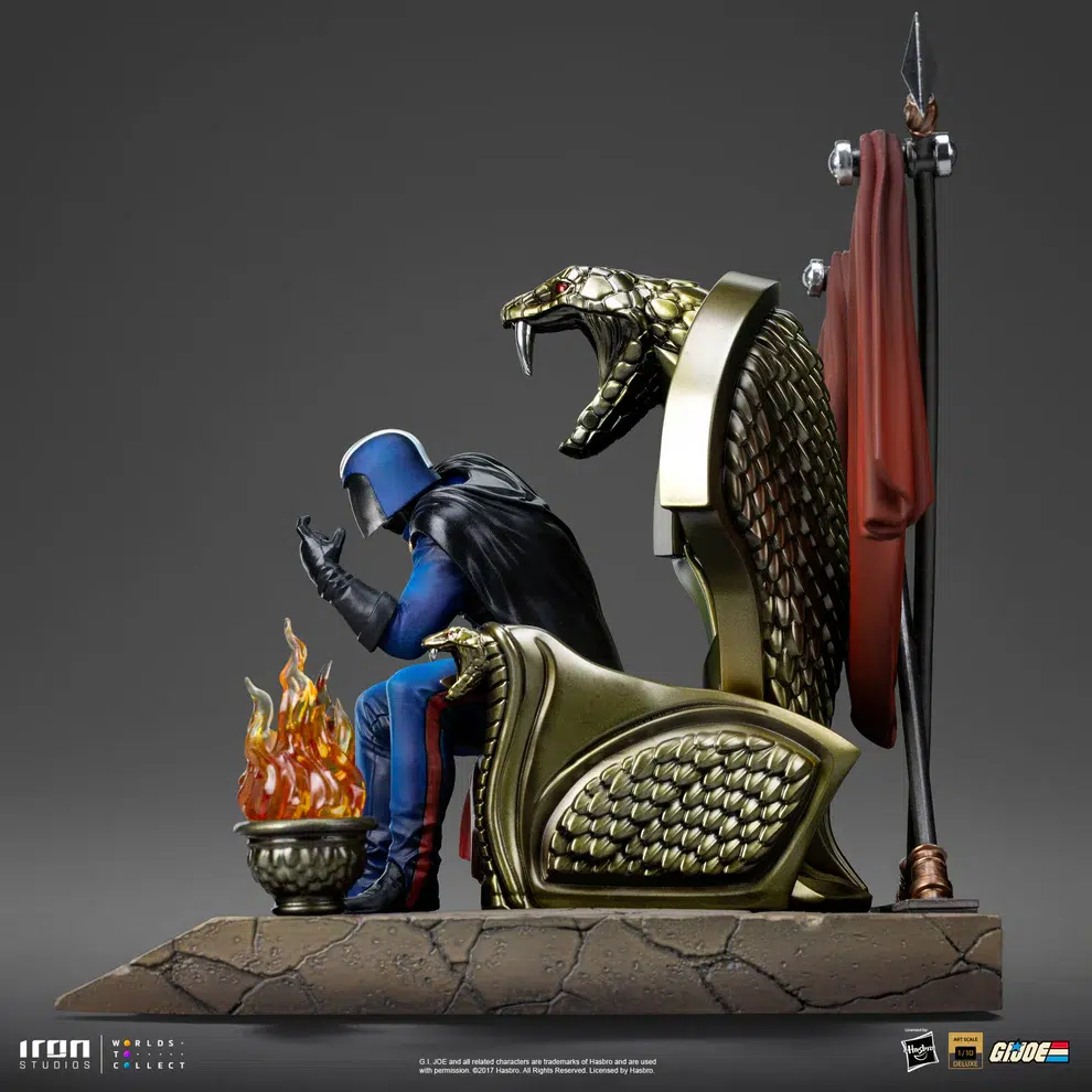 COBRA COMMANDER GI JOE ART SCALA 1/10. Domina el miedo y el caos con esta impactante estatua del Comandante Cobra, creada por Iron Studios en escala 1/10. Inspirada en la clásica serie G.I. Joe, esta detallada pieza de colección captura al implacable líder de Cobra con su icónico equipo de batalla, irradiando poder, amenaza y control. Con su característico casco, su capa ondulante y su imponente pose, el Comandante Cobra se yergue sobre una base temática que evoca el campo de batalla de su eterna lucha contra el equipo de G.I. Joe. Cada elemento de la estatua está cuidadosamente esculpido y acabado, manteniéndose fiel a la estética clásica que los fans conocen y adoran. Fabricada con resina de alta calidad y pintada a mano, esta pieza es imprescindible para los fans de G.I. Joe y los coleccionistas de iconos nostálgicos de la cultura pop.