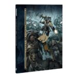 SPACE WOLVES ARMY SET (ESPAÑOL). Los Lobos Espaciales son una estirpe salvaje y bestial. Procedentes del mundo letal de Fenris, son un Capítulo sin igual de Marines Espaciales del Emperador. Temerarios e indómitos, van a la guerra con pieles gruesas, talismanes tribales y tótems, aullando como los lobos de su gélido hogar. Los salvajes e impetuosos Garras Sangrientas, los severos y disciplinados Cazadores Grises y los poderosos campeones de la Guardia del Lobo se reúnen aquí para acabar con los enemigos del Padre de todas las cosas y ganarse su lugar en las sagas de su noble Capítulo. Esta caja contiene el núcleo para un nuevo ejército de Lobos Espaciales o una expansión para tu colección actual. Un Jefe de Batalla de la Guardia del Lobo lidera desde el frente, listo para escribir su propia saga. Un Sacerdote Lobo permanece junto a él para apoyar espiritualmente a las tropas y curar sus heridas. Un trío de poderosos veteranos Cortacabezas de la Guardia del Lobo respaldan la infantería, junto con sus leales Lobos Cazadores. Los Cazadores Grises y los Garras Sangrientas forman la línea de batalla, listos para lanzarse de cabeza hacia el conflicto. Las miniaturas de esta caja son fáciles de personalizar. El Jefe de Batalla de la Guardia del Lobo puede elegir entre tres cabezas y puede armarse con un martillo de trueno o un arma de energía artesanal, además de una pistola de plasma, una pistola bólter artesanal o un escudo de tormenta. El Sacerdote Lobo también puede elegir entre tres cabezas, y puede reemplazar su pistola bólter absolvor por una daga ritual. Los Cortacabezas de la Guardia del Lobo pueden elegir entre nueve cabezas distintas y pueden portar un par de armas de energía artesanales o un escudo de tormenta y un arma de energía artesanal.