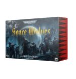 SPACE WOLVES ARMY SET (ESPAÑOL). Los Lobos Espaciales son una estirpe salvaje y bestial. Procedentes del mundo letal de Fenris, son un Capítulo sin igual de Marines Espaciales del Emperador. Temerarios e indómitos, van a la guerra con pieles gruesas, talismanes tribales y tótems, aullando como los lobos de su gélido hogar. Los salvajes e impetuosos Garras Sangrientas, los severos y disciplinados Cazadores Grises y los poderosos campeones de la Guardia del Lobo se reúnen aquí para acabar con los enemigos del Padre de todas las cosas y ganarse su lugar en las sagas de su noble Capítulo. Esta caja contiene el núcleo para un nuevo ejército de Lobos Espaciales o una expansión para tu colección actual. Un Jefe de Batalla de la Guardia del Lobo lidera desde el frente, listo para escribir su propia saga. Un Sacerdote Lobo permanece junto a él para apoyar espiritualmente a las tropas y curar sus heridas. Un trío de poderosos veteranos Cortacabezas de la Guardia del Lobo respaldan la infantería, junto con sus leales Lobos Cazadores. Los Cazadores Grises y los Garras Sangrientas forman la línea de batalla, listos para lanzarse de cabeza hacia el conflicto. Las miniaturas de esta caja son fáciles de personalizar. El Jefe de Batalla de la Guardia del Lobo puede elegir entre tres cabezas y puede armarse con un martillo de trueno o un arma de energía artesanal, además de una pistola de plasma, una pistola bólter artesanal o un escudo de tormenta. El Sacerdote Lobo también puede elegir entre tres cabezas, y puede reemplazar su pistola bólter absolvor por una daga ritual. Los Cortacabezas de la Guardia del Lobo pueden elegir entre nueve cabezas distintas y pueden portar un par de armas de energía artesanales o un escudo de tormenta y un arma de energía artesanal.