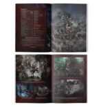 SOULBLIGHT GRAVELORDS: DEATHRATTLE SKELETONS. Los Necroseñores Pudrealmas son vampiros tiránicos que ven a los mortales como poco más que presas con las que saciar su sed de sangre. Poseen una velocidad sobrenatural, una fuerza inhumana y un dominio innato de la magia de muerte. Pero, pese a todo su poder, estos vampiros están condenados a servir a Nagash, el Dios de la Muerte. En su nombre levan ejércitos enteros con toda clase de horrores espectrales, bestias aladas, sangrientos caballeros y fila tras fila de guerreros esqueléticos. El Tomo de batalla Muerte: Soulblight Gravelords es un libro esencial para coleccionistas y jugadores que quieran drenar de vida los Reinos Mortales.