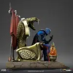 COBRA COMMANDER GI JOE ART SCALA 1/10. Domina el miedo y el caos con esta impactante estatua del Comandante Cobra, creada por Iron Studios en escala 1/10. Inspirada en la clásica serie G.I. Joe, esta detallada pieza de colección captura al implacable líder de Cobra con su icónico equipo de batalla, irradiando poder, amenaza y control. Con su característico casco, su capa ondulante y su imponente pose, el Comandante Cobra se yergue sobre una base temática que evoca el campo de batalla de su eterna lucha contra el equipo de G.I. Joe. Cada elemento de la estatua está cuidadosamente esculpido y acabado, manteniéndose fiel a la estética clásica que los fans conocen y adoran. Fabricada con resina de alta calidad y pintada a mano, esta pieza es imprescindible para los fans de G.I. Joe y los coleccionistas de iconos nostálgicos de la cultura pop.