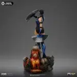 KITANA MORTAL KOMBAT ART SCALE 1/10. Entra en el reino mortal de Mortal Kombat con esta impresionante estatua de Kitana de Iron Studios, elaborada en 1/10 Art Scale. Férrea, elegante e icónica, la princesa edeniana es capturada en una postura poderosa y elegante, sosteniendo a sus aficionados al acero característicos y listos para la batalla. Fiel a su aspecto clásico de la legendaria franquicia de juegos de lucha, Kitana lleva su traje azul característico, con una fina escultura que resalta cada detalle, desde sus cintas que fluyen hasta el look determinado debajo de su máscara. La base temática añade intensidad y presencia, evocando las brutales arenas de Mortal Kombat. Hecho de resina de alta calidad y pintado a mano, este coleccionable es perfecto para los fans de la franquicia y coleccionistas de personajes icónicos de videojuegos.