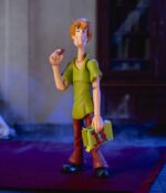 SHAGGY SCOOBY-DOO 1/12 ¡Prepárate para añadir a tu colección al ícono de los misterios y los sándwiches con la figura de acción de Scooby-Doo Shaggy a escala 1:12 de Jada Toys! Esta detallada pieza de colección captura al tranquilo pero adorable Norville "Shaggy" Rogers, el siempre hambriento mejor amigo de Scooby-Doo y miembro clave de Misterios S.A. Ya sea huyendo de fantasmas, resolviendo misterios (casi sin querer) o devorando un sándwich enorme, Shaggy siempre está listo para la aventura, ¡si no le da demasiado miedo! Diseñada por expertos a escala 1:12, esta figura luce la figura espigada de Shaggy, su característica camisa verde y sus clásicos pantalones de campana marrones. Gracias a su impresionante articulación, puedes colocarlo en diversas posturas expresivas, ya sea corriendo tras un fantasma espeluznante o sosteniendo una caja de Scooby Snacks. Este set incluye accesorios para resolver misterios, como cabezas y manos intercambiables para diferentes expresiones de terror y deleite, y una clásica caja de Scooby Snacks. Empaquetada en una caja premium inspirada en la estética clásica de Scooby-Doo, esta figura es imprescindible para los fans de la serie atemporal. Jada Toys mantiene su compromiso con la calidad y la nostalgia, asegurando que Shaggy esté listo para unirse a tu colección. ¡Solo asegúrate de tener muchos bocadillos a mano! Porque, seamos realistas... ¡siempre tiene hambre!