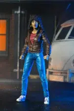 APRIL O’NEIL TEENAGE MUTANT NINJA TURTLES NECA. Basado en los cómics de Eastman & Laird's Teenage Mutant Ninja Turtles de Mirage Studios. NECA celebra la icónica April O-Neil con una nueva escultura. Esta figura de acción a escala de 7 pulgadas incluye manos intercambiables, una mini figura del profesor Obligado, y más. Viene en empaque amable de coleccionista con obras de arte originales de Kevin Eastman.