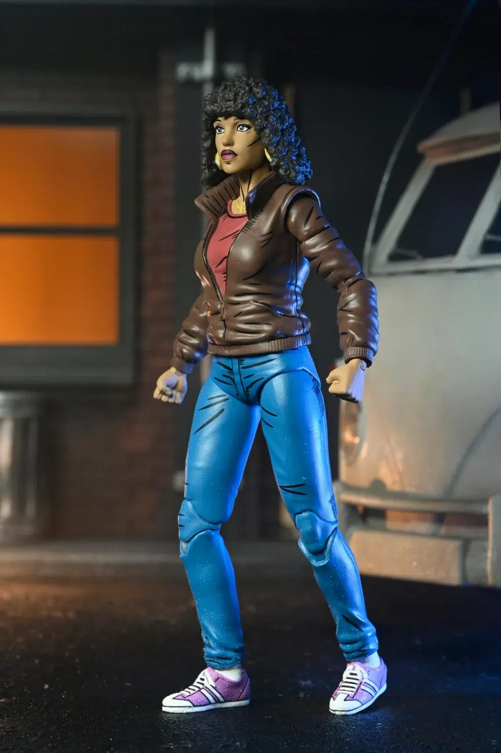 April o’neil teenage mutant ninja turtles neca. Basado en los cómics de eastman & laird's teenage mutant ninja turtles de mirage studios. Neca celebra la icónica april o-neil con una nueva escultura. Esta figura de acción a escala de 7 pulgadas incluye manos intercambiables, una mini figura del profesor obligado, y más. Viene en empaque amable de coleccionista con obras de arte originales de kevin eastman.