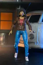 APRIL O’NEIL TEENAGE MUTANT NINJA TURTLES NECA. Basado en los cómics de Eastman & Laird's Teenage Mutant Ninja Turtles de Mirage Studios. NECA celebra la icónica April O-Neil con una nueva escultura. Esta figura de acción a escala de 7 pulgadas incluye manos intercambiables, una mini figura del profesor Obligado, y más. Viene en empaque amable de coleccionista con obras de arte originales de Kevin Eastman.