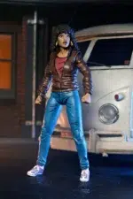 APRIL O’NEIL TEENAGE MUTANT NINJA TURTLES NECA. Basado en los cómics de Eastman & Laird's Teenage Mutant Ninja Turtles de Mirage Studios. NECA celebra la icónica April O-Neil con una nueva escultura. Esta figura de acción a escala de 7 pulgadas incluye manos intercambiables, una mini figura del profesor Obligado, y más. Viene en empaque amable de coleccionista con obras de arte originales de Kevin Eastman.