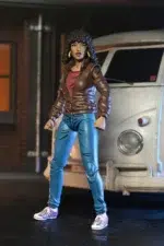 APRIL O’NEIL TEENAGE MUTANT NINJA TURTLES NECA. Basado en los cómics de Eastman & Laird's Teenage Mutant Ninja Turtles de Mirage Studios. NECA celebra la icónica April O-Neil con una nueva escultura. Esta figura de acción a escala de 7 pulgadas incluye manos intercambiables, una mini figura del profesor Obligado, y más. Viene en empaque amable de coleccionista con obras de arte originales de Kevin Eastman.