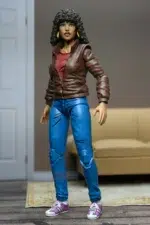APRIL O’NEIL TEENAGE MUTANT NINJA TURTLES NECA. Basado en los cómics de Eastman & Laird's Teenage Mutant Ninja Turtles de Mirage Studios. NECA celebra la icónica April O-Neil con una nueva escultura. Esta figura de acción a escala de 7 pulgadas incluye manos intercambiables, una mini figura del profesor Obligado, y más. Viene en empaque amable de coleccionista con obras de arte originales de Kevin Eastman.
