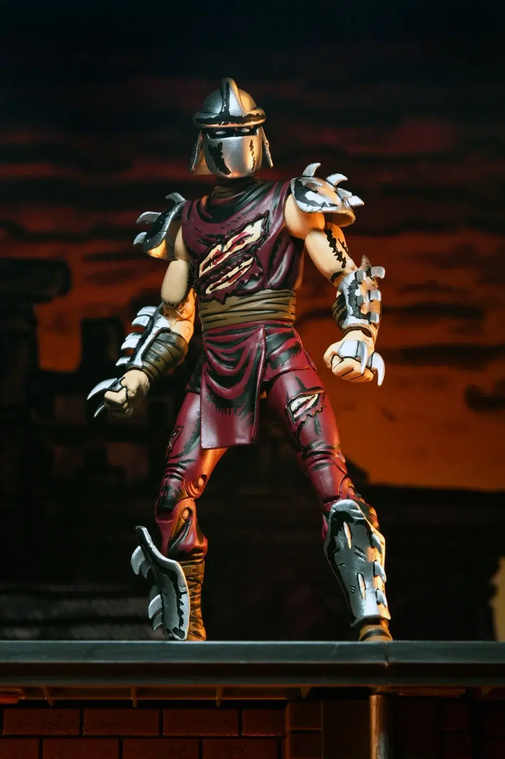 Battle damaged shredder teenage mutant ninja turtles neca. Basado en los cómics originales de eastman & laird teenage mutant ninja turtles de mirage studios. Oroku saki ha heredado el papel de el triturador de su hermano caído, oroku nagi. La amarga rivalidad entre los clanes de oroku y hamato continúa, y the foot no se detendrá ante nada hasta que su antiguo amo sea vengado. Con un clásico de pintura de color demandada por fans, esta figura de acción de escala dañada por la batalla incluye manos intercambiables, cabeza extra, granada de equitación y guante destruido. Viene en un embalaje especial de la caja de la ventana de tributo de cómic ilustrado por kevin eastman.