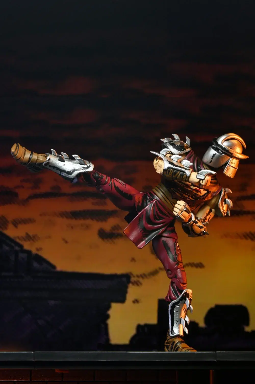 Battle damaged shredder teenage mutant ninja turtles neca. Basado en los cómics originales de eastman & laird teenage mutant ninja turtles de mirage studios. Oroku saki ha heredado el papel de el triturador de su hermano caído, oroku nagi. La amarga rivalidad entre los clanes de oroku y hamato continúa, y the foot no se detendrá ante nada hasta que su antiguo amo sea vengado. Con un clásico de pintura de color demandada por fans, esta figura de acción de escala dañada por la batalla incluye manos intercambiables, cabeza extra, granada de equitación y guante destruido. Viene en un embalaje especial de la caja de la ventana de tributo de cómic ilustrado por kevin eastman.